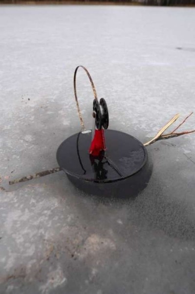 Поставили жерлицы на старых лунках...