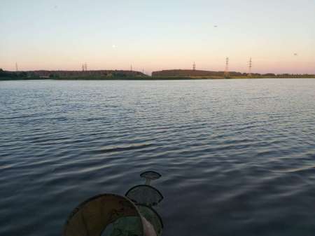 На подлещика в июле... Ловят бутерброды.