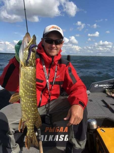 Огромная щука на ультралайтовый спиннинг