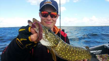 Огромная щука на ультралайтовый спиннинг