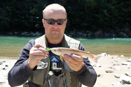 Трудовая рыбалка на горной реке