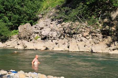 Трудовая рыбалка на горной реке