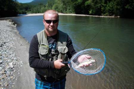 Трудовая рыбалка на горной реке
