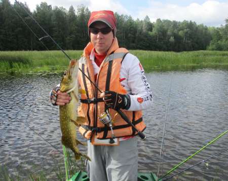 Рыбалка на старице реки. Ловля в траве.